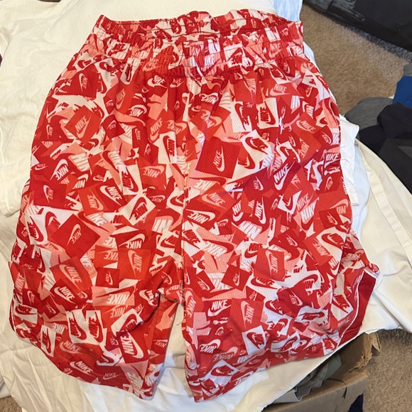 2 pairs Nike basketball shorts like new hardly used - Picture 2 of 2